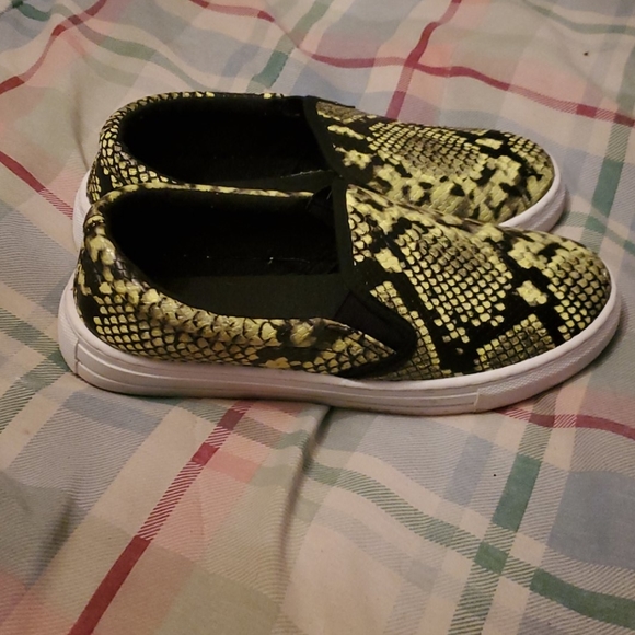 Qupid yellow green snakeskin slip ons - Picture 2 of 2